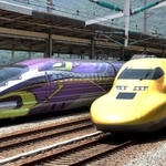 停車するエヴァンゲリオン新幹線の横を通過するドクターイエロー＝２０１６年５月、ＪＲ相生駅