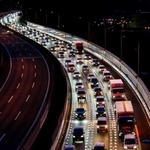 現代社会の動脈として絶え間なく動く自動車。環境の世紀になった今、モータリゼーションも変容を迫られている＝２０２２年５月５日夜、西宮市内