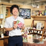 「炭火焙煎１００％の伝統を守りたい」と話す萩原珈琲の萩原英治社長＝神戸市灘区城内通１