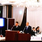 モニターで中継された関西フードマーケットの株主総会＝大阪市北区