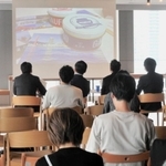 まねき食品との協業プランについて発表する事業者＝神戸市中央区加納町４、アンカー神戸