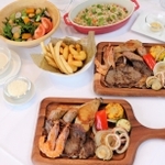 会場では、牛肉やシーフードなどのバーベキューや、ピラフといった料理を楽しめる＝神戸市中央区波止場町、ホテルオークラ神戸