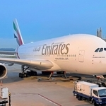 エミレーツ航空が関西空港-ドバイ線に再就航させたエアバスＡ３８０＝同空港