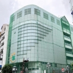 「東急ハンズ三宮店」が入っていたビル。解体工事が始まった＝２６日午前、神戸市中央区下山手通２