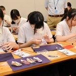本物と同じ順番でミニチュアシューズづくりに取り組む生徒ら＝神戸市中央区港島中町７