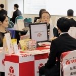 兵庫県などが主催し、県内企業が参加した合同説明会の会場＝神戸市中央区東川崎町１、神戸クリスタルタワー