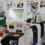 小売各社は７月３日に向け、レジの新紙幣対応を進めている＝神戸市垂水区本多聞１、Ｖ・ドラッグ本多聞店