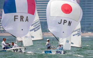 ２００８年北京五輪で、セーリング競技に出場する森本太郎氏（中央）。ヨットの帆には日の丸と、当時の姓「ＵＥＮＯ（上野）」が掲げられている（日本盛提供）