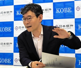 兵庫県内の短観について解説する別所昌樹・日銀神戸支店長＝神戸市中央区京町