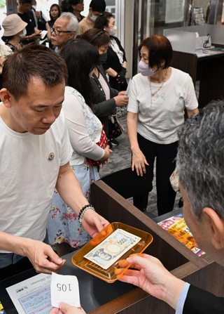 新紙幣への両替を求めて、窓口に並ぶ人たち＝３日午前、神戸市中央区、神戸信用金庫本店営業部（撮影・大田将之）