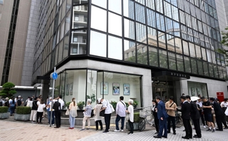 神戸信用金庫本店営業部の前には、新紙幣への両替を求める行列ができた＝３日午前、神戸市中央区（撮影・大田将之）