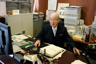 ８９歳の時の古野清賢氏。古野電気本社に毎日顔を出していた＝２０１５年４月、西宮市芦原町