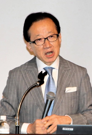 講演する北村滋・前国家安全保障局長＝神戸市中央区港島中町６