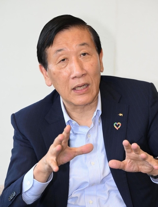 取材に応じるアクサ生命保険の安渕聖司社長＝神戸市中央区東川崎町１（撮影・大田将之）