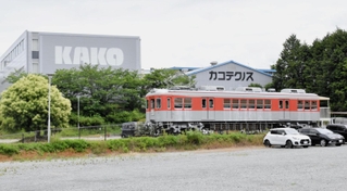 駐車場にとまる鉄道車両＝小野市北丘町、カコテクノス小野工場