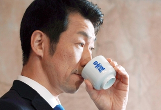 利き猪口（ちょこ）を傾けながら、会社や業界の今後に思索を巡らせる日本盛の森本太郎社長＝西宮市用海町（撮影・小林良多）