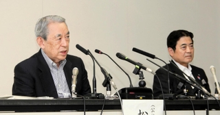 会合の終了後、記者会見で説明する関西経済連合会の松本正義会長（左）と山谷佳之関西エアポート社長＝15日午後、大阪市北区