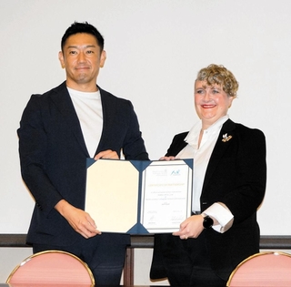 八光エルアールの池田浩八社長（左）とＮＬＣＳ海外校教育戦略担当のグゥエン・バイロムさん＝神戸市中央区港島中町６、神戸商工会議所