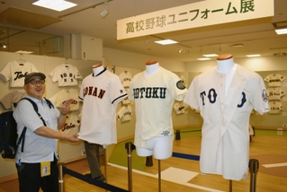 東洋大姫路（右）、報徳学園（中央）など、夏の歴代優勝校のユニホームを紹介する石原正裕さん＝神戸市中央区小野柄通８、神戸阪急