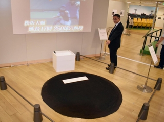 甲子園球場と同じ配合の土で作った約３分の１サイズのピッチャーマウンド＝神戸市中央区小野柄通８、神戸阪急