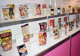ラーメンや鍋などの料理店との「コラボ鍋つゆ」が並ぶ会場＝神戸市中央区港島中町６