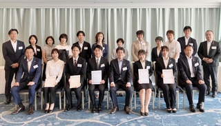 本年度の奨学金対象に選ばれた学生と、生命保険協会兵庫県協会の役員ら＝神戸市中央区