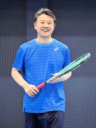 アシックスの富永満之社長。幼少期から親しむテニスは今も息抜きでプレーする（同社提供）
