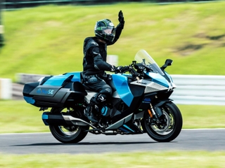 鈴鹿サーキットを走行する水素バイク＝三重県鈴鹿市稲生町、鈴鹿サーキット（カワサキモータース提供）