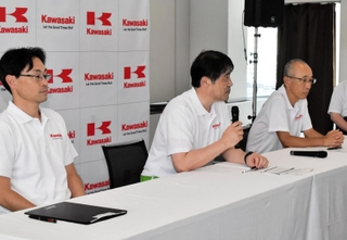 水素バイクの公開後に質問に応じる（右から）川崎重工業水素プロジェクト本部本部長の山本滋氏、カワサキモータース水素プロジェクト担当兼川重執行役員の松田義基氏、カワサキモータース先行開発部長の市聡顕氏＝三重県鈴鹿市稲生町、鈴鹿サーキット