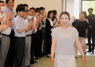 社員に拍手で迎えられる女子ゴルフの古江彩佳選手＝神戸市中央区栄町通４、和田興産