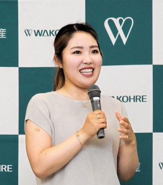 メジャー制覇を報告する女子ゴルフの古江彩佳選手＝神戸市中央区栄町通４、和田興産