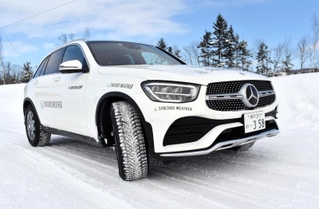 雪道を走ると、スタッドレスタイヤのようにゴムが軟らかくなりグリップ力が上がる＝北海道旭川市内