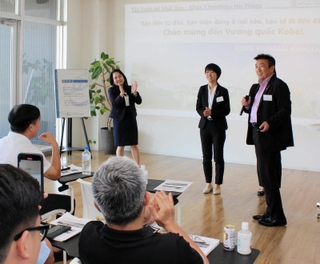 ベトナム人経営者らを前に自社の取り組みなどを語る日本テクノロジーソリューションの岡田耕治社長（右端）＝神戸市中央区港島南町７