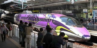 「新世紀エヴァンゲリオン」をデザインに取り入れた新幹線５００系「５００　ＴＹＰＥ　ＥＶＡ」＝２０１８年、ＪＲ新神戸駅