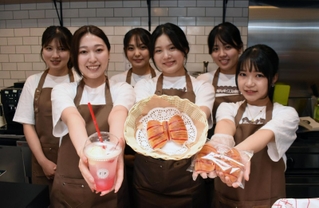 週１回のカフェ営業に挑戦する神戸女子大の学生たち＝神戸市須磨区須磨浦通５
