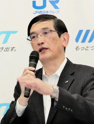 新幹線５００系の営業運転終了を発表するＪＲ西日本の長谷川一明社長＝24日午後、大阪市北区