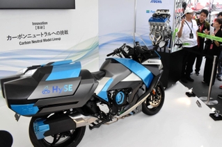 鈴鹿サーキットで展示された水素エンジンバイク。後部の両側に水素ボンベが設置されている＝三重県鈴鹿市稲生町