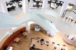 出勤者が少なく空席が目立つオフィス＝２６日、トーヨータイヤ伊丹本社（同社提供）
