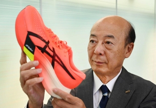 Ｃプロジェクトが生み出した「メタスピード」の最新作「エッジパリ」を手にする廣田康人氏。パリ五輪・女子マラソンで前田穂南選手を足元から後押しするシューズだ＝神戸市中央区港島中町７、アシックス（撮影・大田将之）