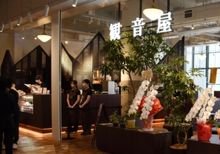 ＫＩＴＴＥ大阪にオープンする神戸・元町発のチーズケーキ店「観音屋」。旧大阪中央郵便局時代の床板が店内に使われている＝大阪市北区梅田３