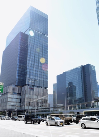 31日に同時にグランドオープンするＪＰタワー大阪（左）とイノゲート大阪（右奥）＝大阪市北区