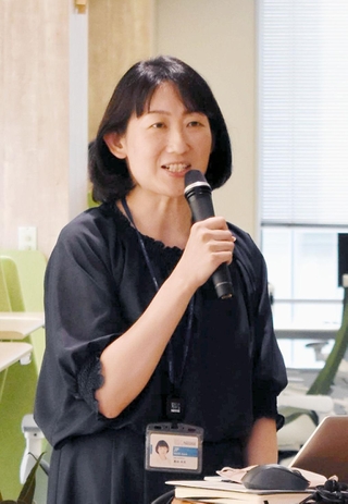 管理職として大切にしていることなどを話すネスレ日本の嘉納未來執行役員＝神戸市中央区御幸通７、同社本社