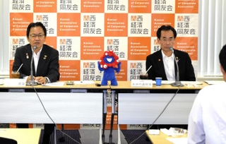 会見する関西経済同友会代表幹事の宮部義幸氏（左）と永井靖二氏＝大阪市北区中之島６