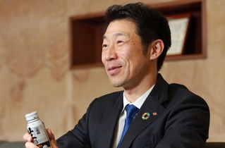 思い入れの深い商品を手に、市場拡大への決意を語る日本盛の森本太郎社長＝西宮市用海町（撮影・小林良多）