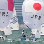 ２００８年北京五輪で、セーリング競技に出場する森本太郎氏（中央）。ヨットの帆には日の丸と、当時の姓「ＵＥＮＯ（上野）」が掲げられている（日本盛提供）
