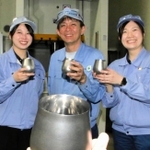 カネミツが作ったハイボールタンブラーと、新規事業プロジェクトに携わった（左から）松村理沙さん、松井麗公さん、野口沙耶夏さん＝加西市網引町丸山、同社テクニカルセンター