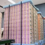 金融機関への支払いを控える新紙幣。紫色の帯の１万円札は、パレットに載せられたひと山（中央）で４０億円になる＝３日午前、神戸市中央区、日本銀行神戸支店（撮影・大田将之）
