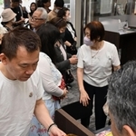 新紙幣への両替を求めて、窓口に並ぶ人たち＝３日午前、神戸市中央区、神戸信用金庫本店営業部（撮影・大田将之）