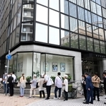 神戸信用金庫本店営業部の前には、新紙幣への両替を求める行列ができた＝３日午前、神戸市中央区（撮影・大田将之）