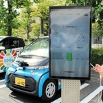 スマートフォンの専用アプリを使った電気自動車の充電サービスについて説明する関西電力の担当者＝神戸市西区竜が岡１